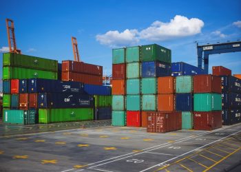 Movimentazione di container destinati ai mercati internazionali (pexels-freestocks)