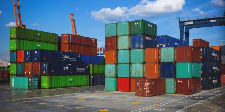 Movimentazione di container destinati ai mercati internazionali (pexels-freestocks)