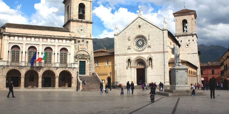 Norcia, Piazza San Benedetto (Fonte: comune.norcia.pg.it)