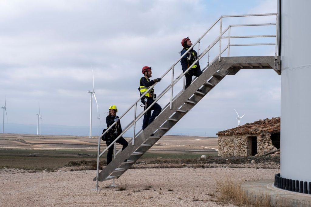 Tecnici parco eolico Enel a Muniesa in Spagna (foto enel.com)