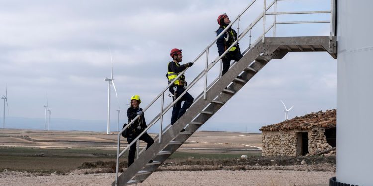 Tecnici parco eolico Enel a Muniesa in Spagna (foto enel.com)