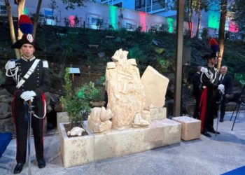 Il monumento dedicato ai Forestali d’Italia con alcuni dei simboli storici della professione: il berretto Pasubio, il martello forestale e il cavalletto dendrometrico
