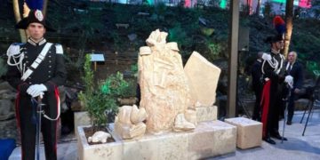 Il monumento dedicato ai Forestali d’Italia con alcuni dei simboli storici della professione: il berretto Pasubio, il martello forestale e il cavalletto dendrometrico